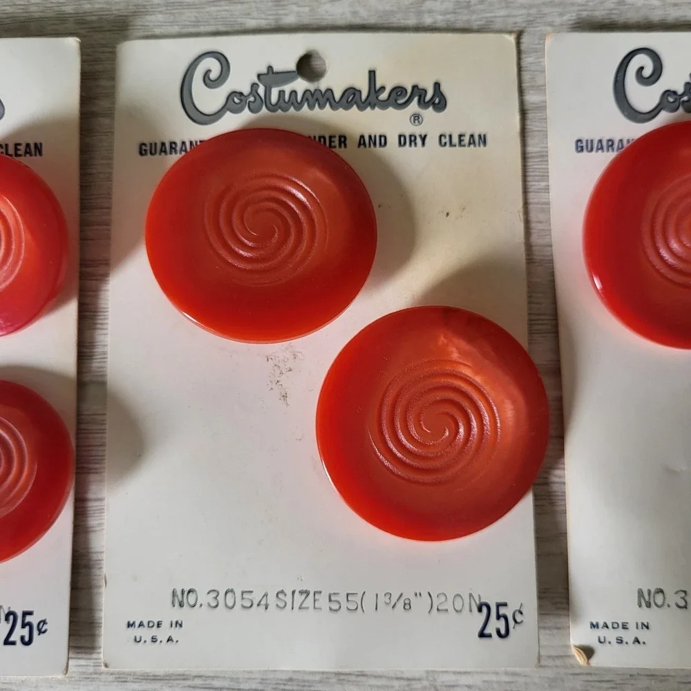 Costumakers Round Red Swirl Vintage Buttons NOS Sewing Arts & Crafts